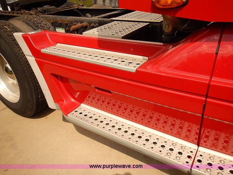 image for item BA9586 2004 Freightliner Columbia semi truck