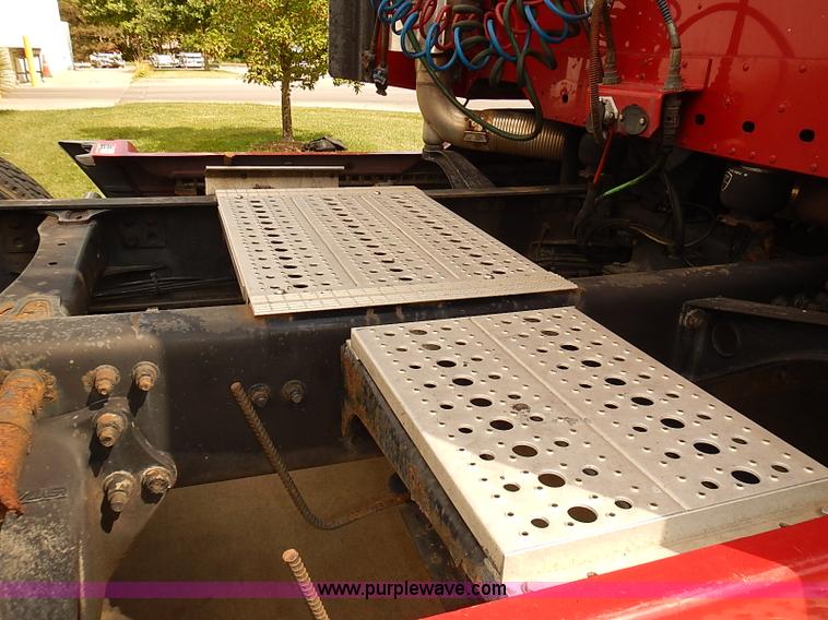 image for item BA9586 2004 Freightliner Columbia semi truck