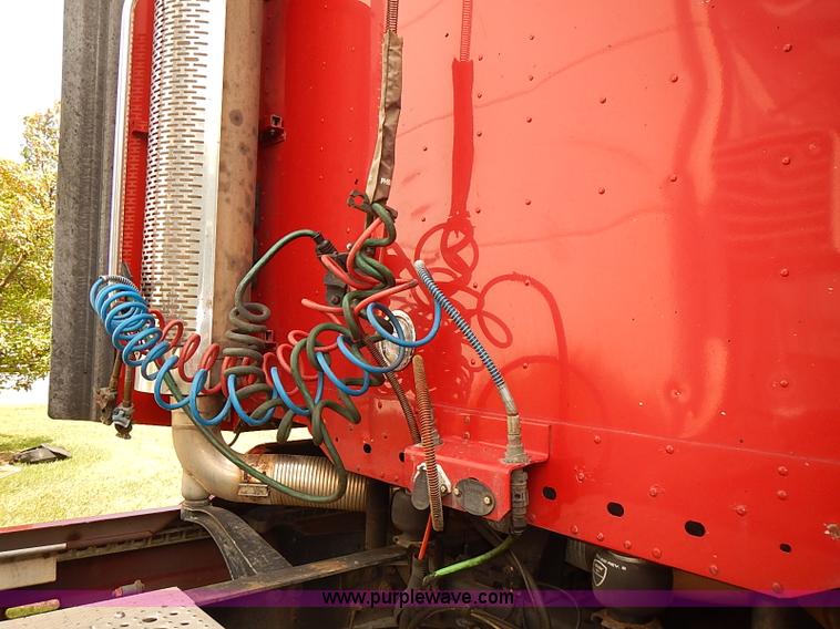 image for item BA9586 2004 Freightliner Columbia semi truck