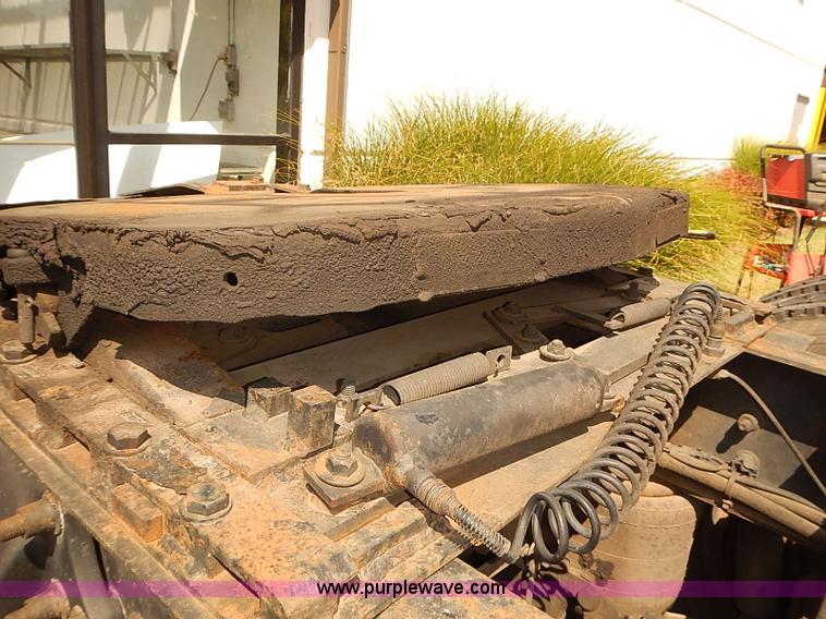 image for item BA9586 2004 Freightliner Columbia semi truck