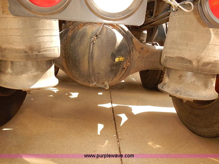 image for item BA9586 2004 Freightliner Columbia semi truck