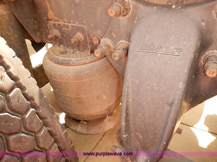 image for item BA9586 2004 Freightliner Columbia semi truck