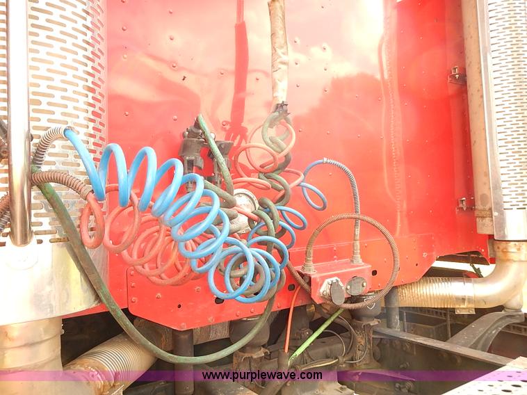 image for item BA9586 2004 Freightliner Columbia semi truck