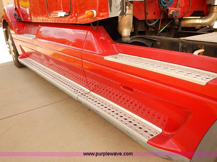 image for item BA9586 2004 Freightliner Columbia semi truck