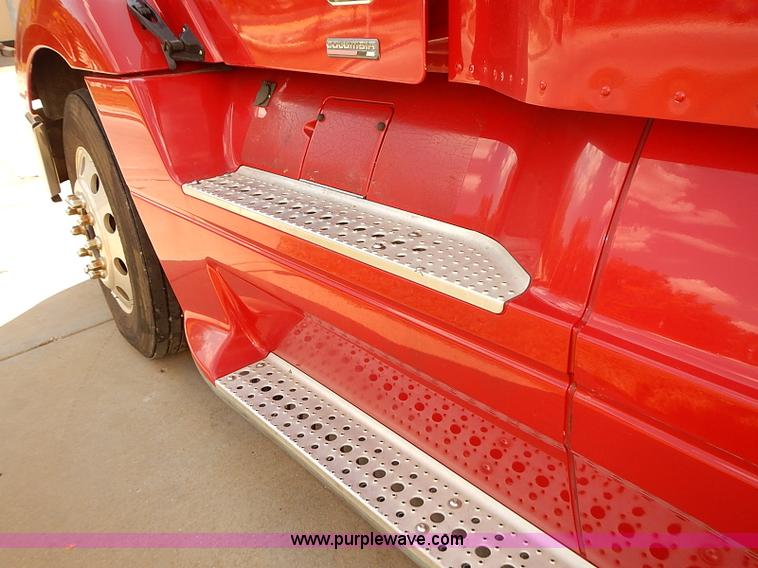 image for item BA9586 2004 Freightliner Columbia semi truck