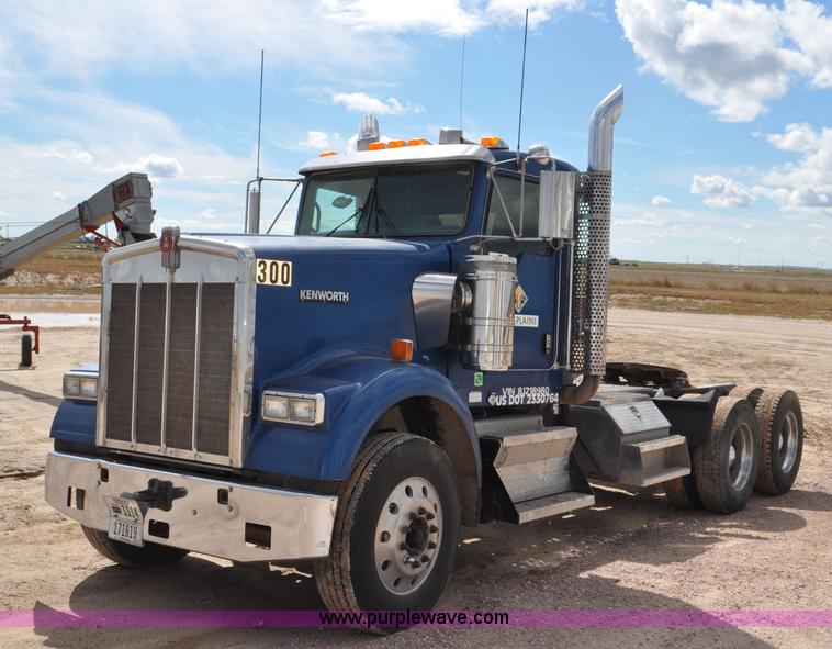 image for item F2061 2008 Kenworth W900 semi truck
