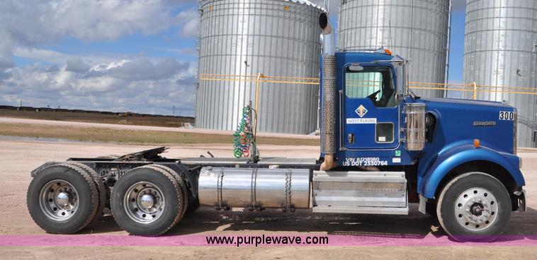 image for item F2061 2008 Kenworth W900 semi truck