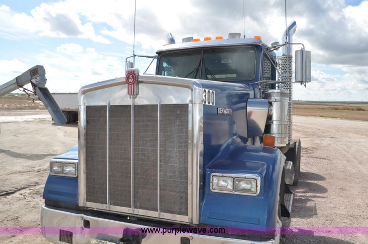 image for item F2061 2008 Kenworth W900 semi truck