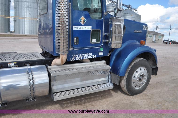 image for item F2061 2008 Kenworth W900 semi truck