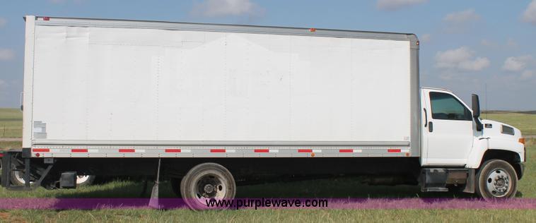 image for item H1718 2004 Chevrolet C6500 box truck