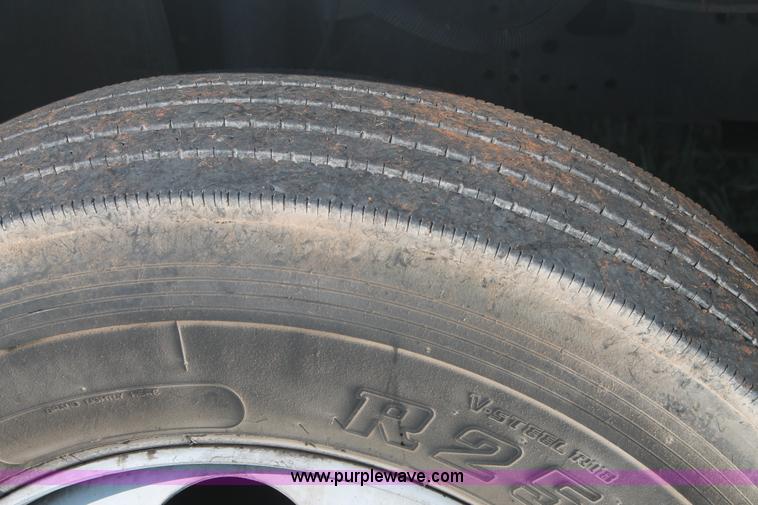 image for item H1718 2004 Chevrolet C6500 box truck