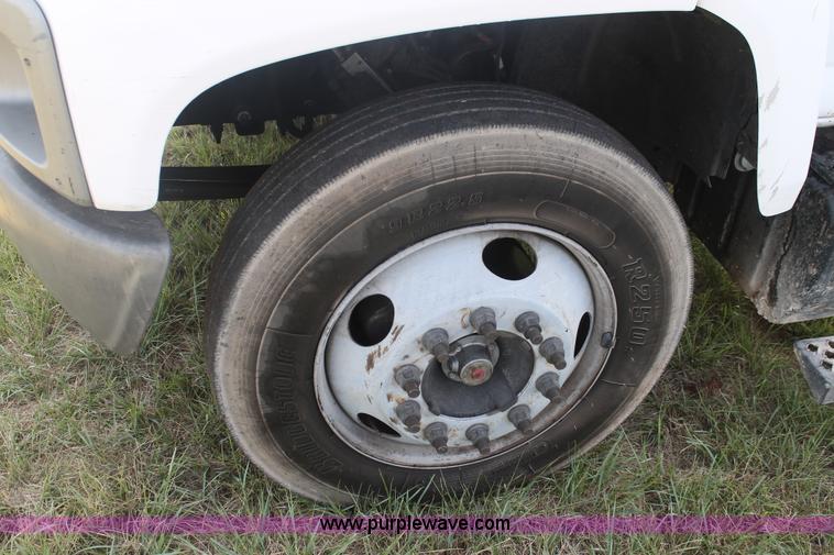 image for item H1718 2004 Chevrolet C6500 box truck