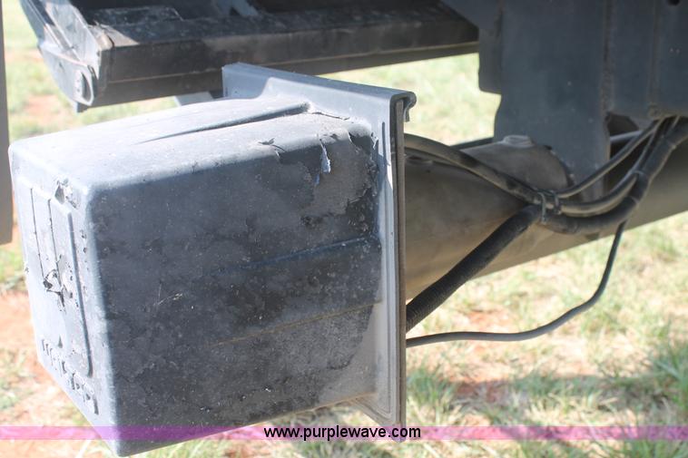 image for item H1718 2004 Chevrolet C6500 box truck