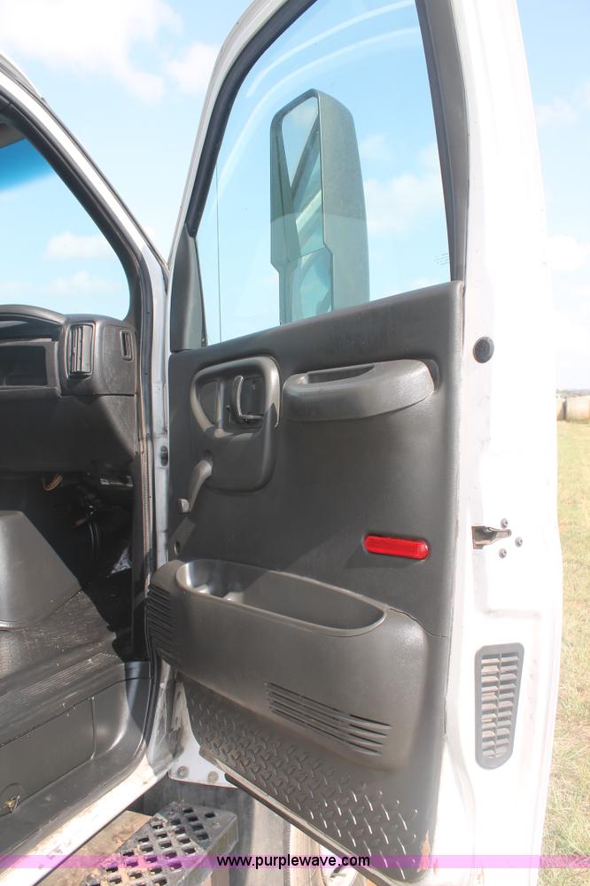 image for item H1718 2004 Chevrolet C6500 box truck