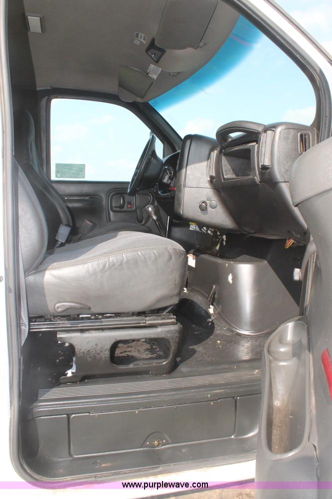 image for item H1718 2004 Chevrolet C6500 box truck