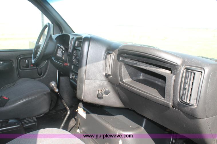 image for item H1718 2004 Chevrolet C6500 box truck