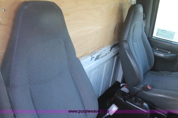 image for item H1718 2004 Chevrolet C6500 box truck