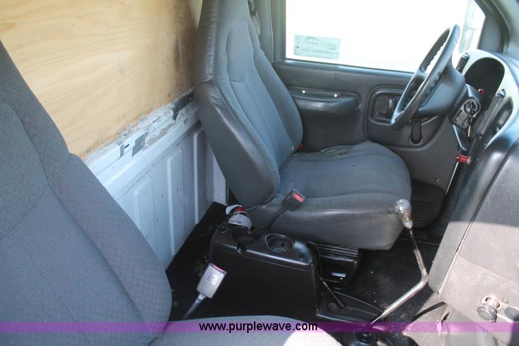 image for item H1718 2004 Chevrolet C6500 box truck