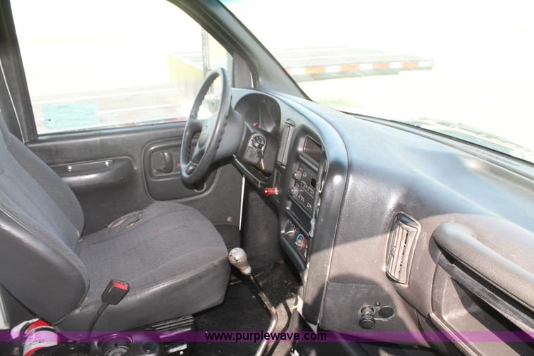 image for item H1718 2004 Chevrolet C6500 box truck