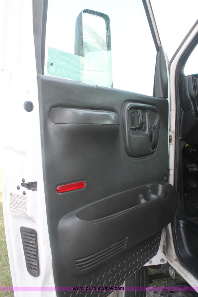 image for item H1718 2004 Chevrolet C6500 box truck