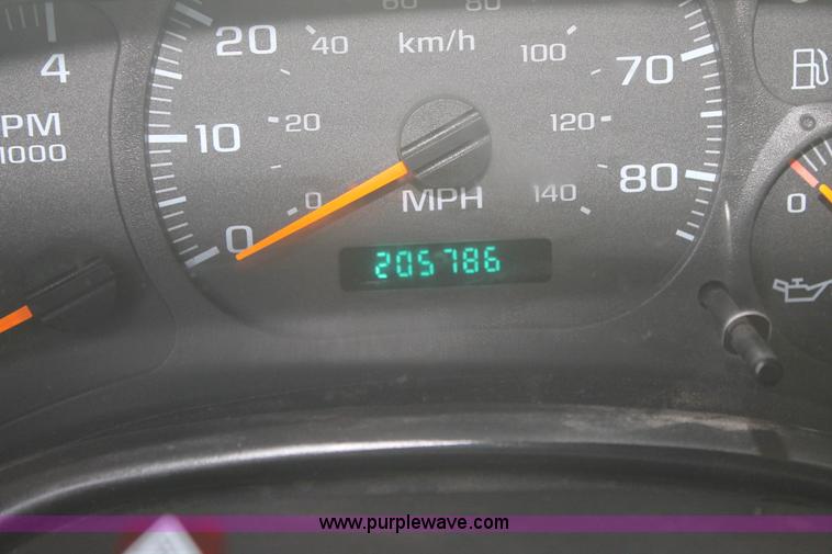 image for item H1718 2004 Chevrolet C6500 box truck