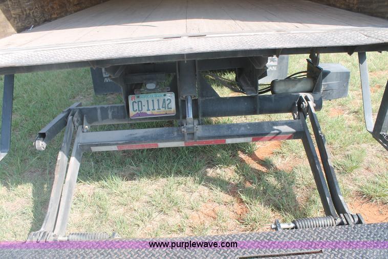 image for item H1718 2004 Chevrolet C6500 box truck