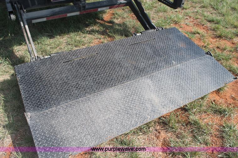 image for item H1718 2004 Chevrolet C6500 box truck