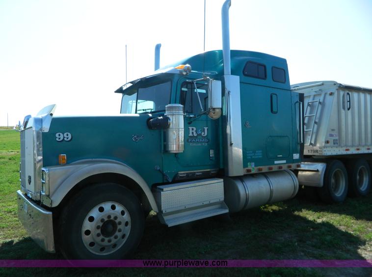 image for item H2418 1998 International F9370 Eagle semi truck