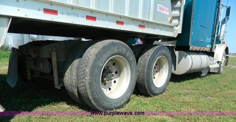 image for item H2418 1998 International F9370 Eagle semi truck