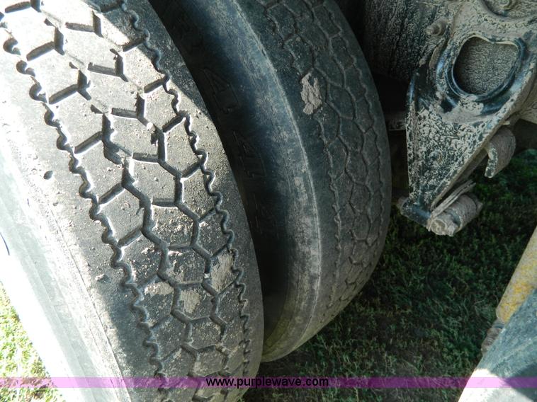 image for item H2418 1998 International F9370 Eagle semi truck