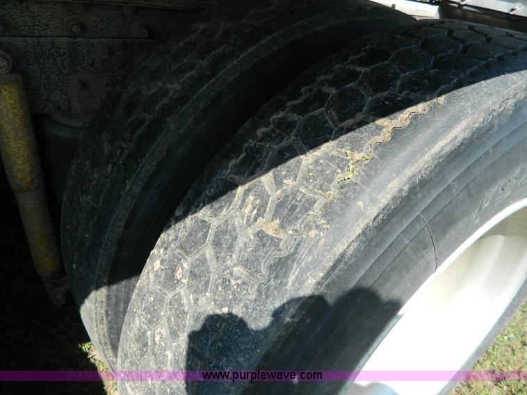 image for item H2418 1998 International F9370 Eagle semi truck