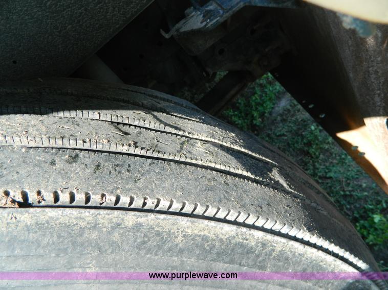 image for item H2418 1998 International F9370 Eagle semi truck