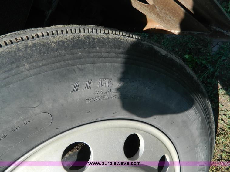 image for item H2418 1998 International F9370 Eagle semi truck