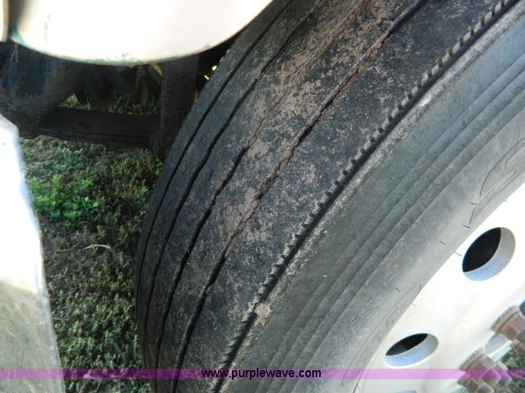 image for item H2418 1998 International F9370 Eagle semi truck