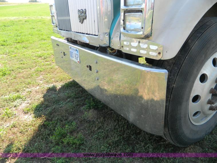 image for item H2418 1998 International F9370 Eagle semi truck