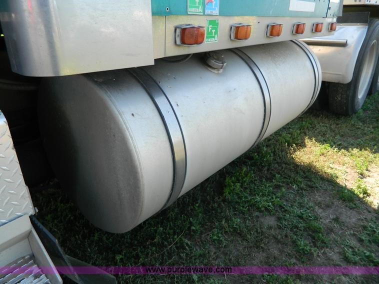 image for item H2418 1998 International F9370 Eagle semi truck