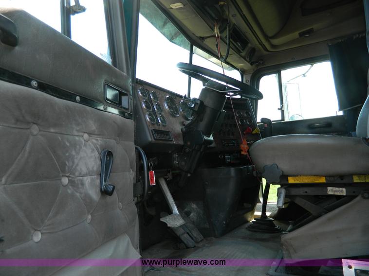 image for item H2418 1998 International F9370 Eagle semi truck