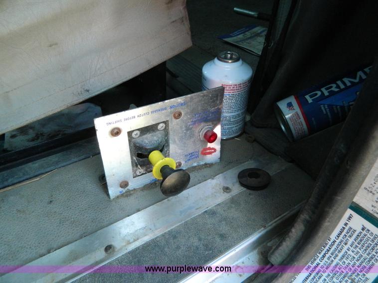 image for item H2418 1998 International F9370 Eagle semi truck