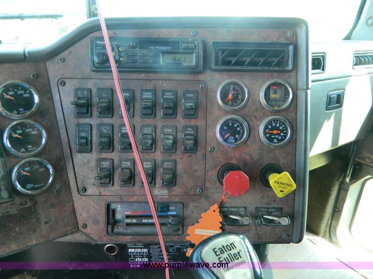 image for item H2418 1998 International F9370 Eagle semi truck