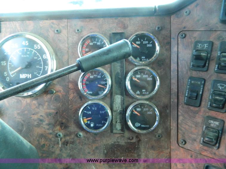 image for item H2418 1998 International F9370 Eagle semi truck