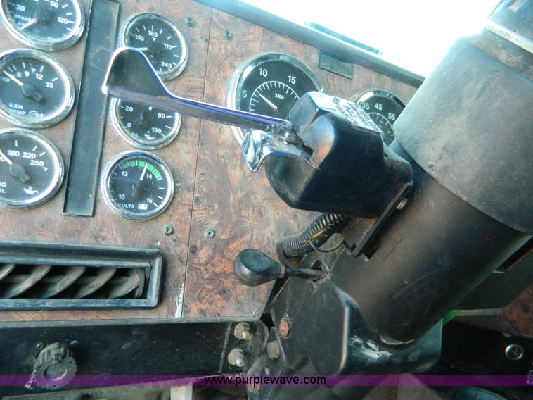 image for item H2418 1998 International F9370 Eagle semi truck