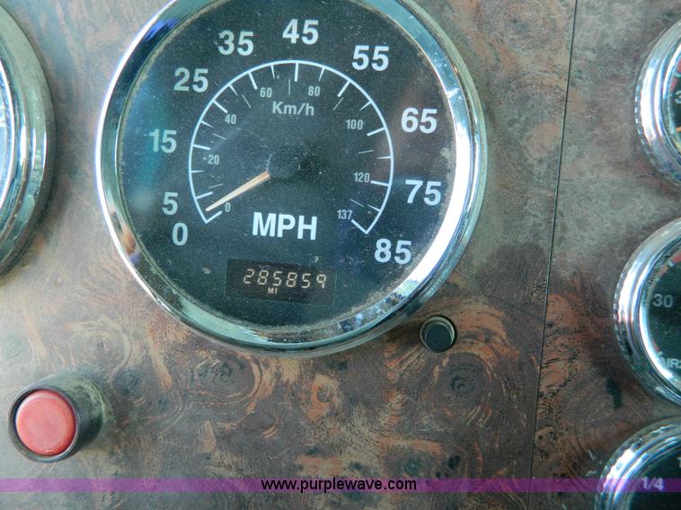 image for item H2418 1998 International F9370 Eagle semi truck