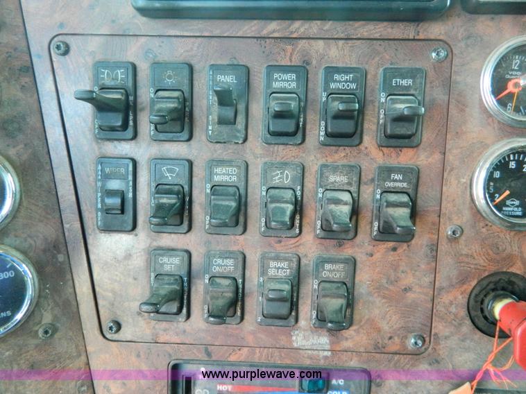 image for item H2418 1998 International F9370 Eagle semi truck