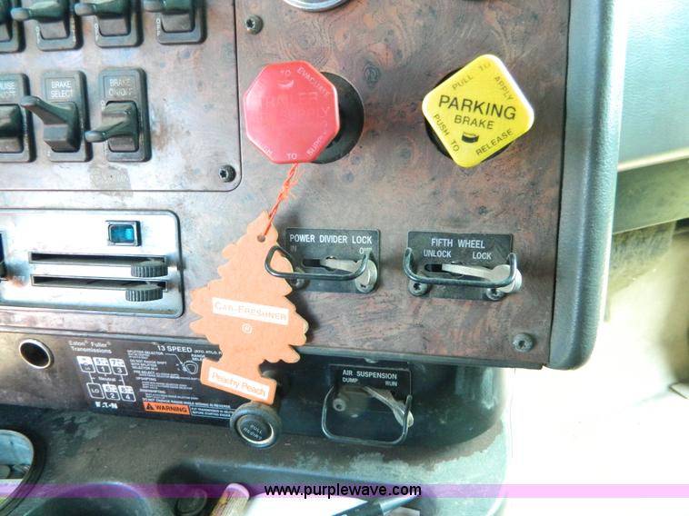 image for item H2418 1998 International F9370 Eagle semi truck