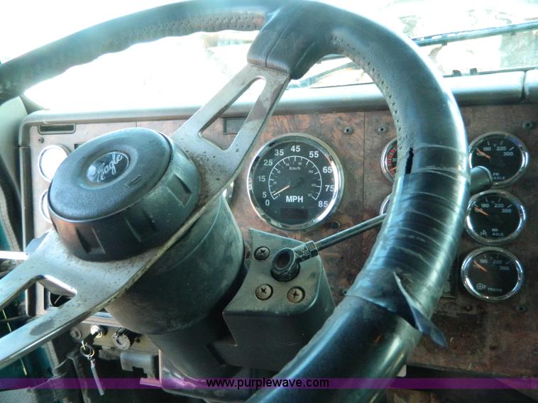 image for item H2418 1998 International F9370 Eagle semi truck