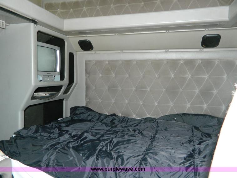 image for item H2418 1998 International F9370 Eagle semi truck