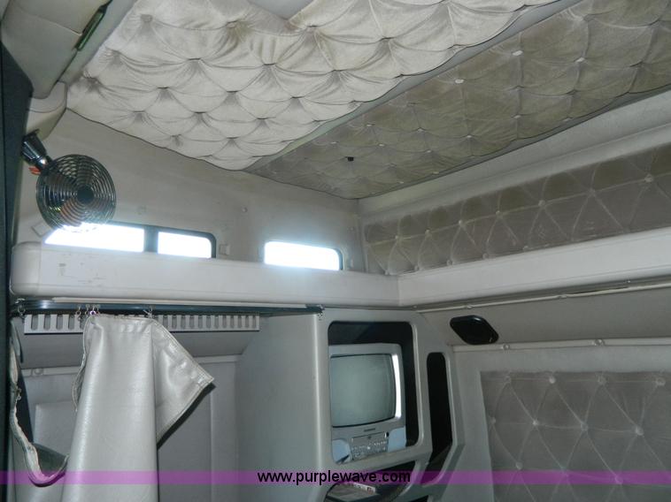 image for item H2418 1998 International F9370 Eagle semi truck