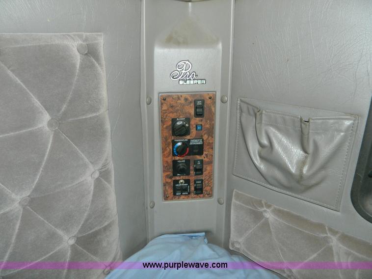 image for item H2418 1998 International F9370 Eagle semi truck