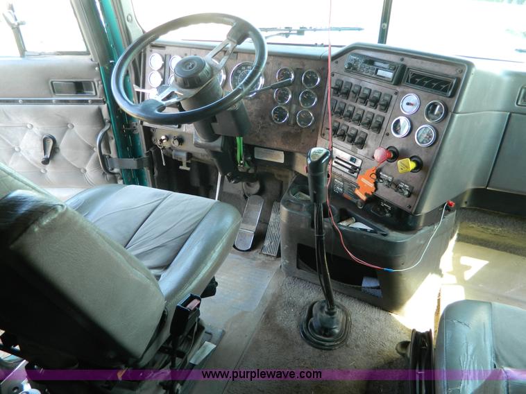 image for item H2418 1998 International F9370 Eagle semi truck