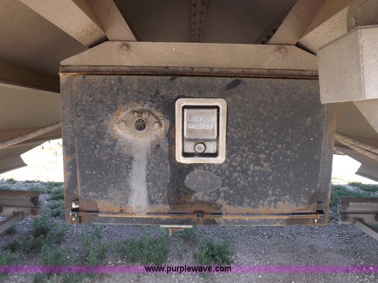 image for item H9164 2000 Wilson DWH 400 Pace Setter double hopper grain trailer